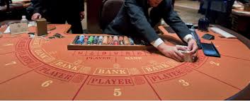 croupier ramassant les gains tables baccara 