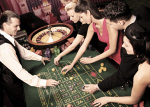 Des joueurs autour d'une table de roulette